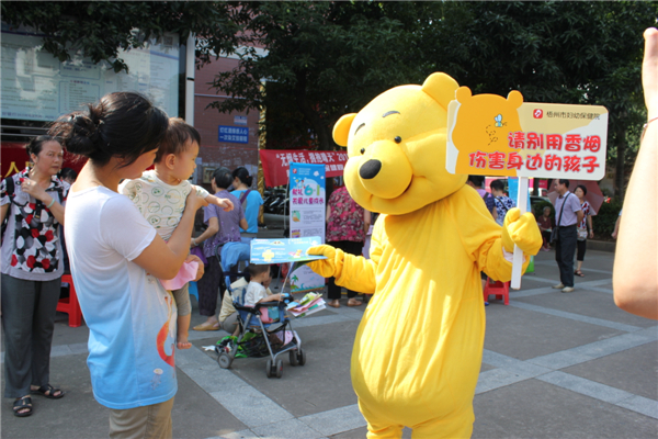5月29日，梧州市婦幼保健院到潘塘公園參與衛(wèi)生系統(tǒng)開展的世界無煙日宣傳活動，該院醫(yī)務人員扮成可愛的卡通造型，呼吁市民為孩