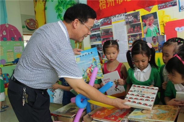 梧州市總工會(huì)黨組書記、常務(wù)副主席朱明勝在梧州市總工會(huì)到梧州高新區(qū)雙語(yǔ)實(shí)驗(yàn)學(xué)校開(kāi)展關(guān)愛(ài)農(nóng)民工留守活動(dòng)中為孩子們送上學(xué)習(xí)用具