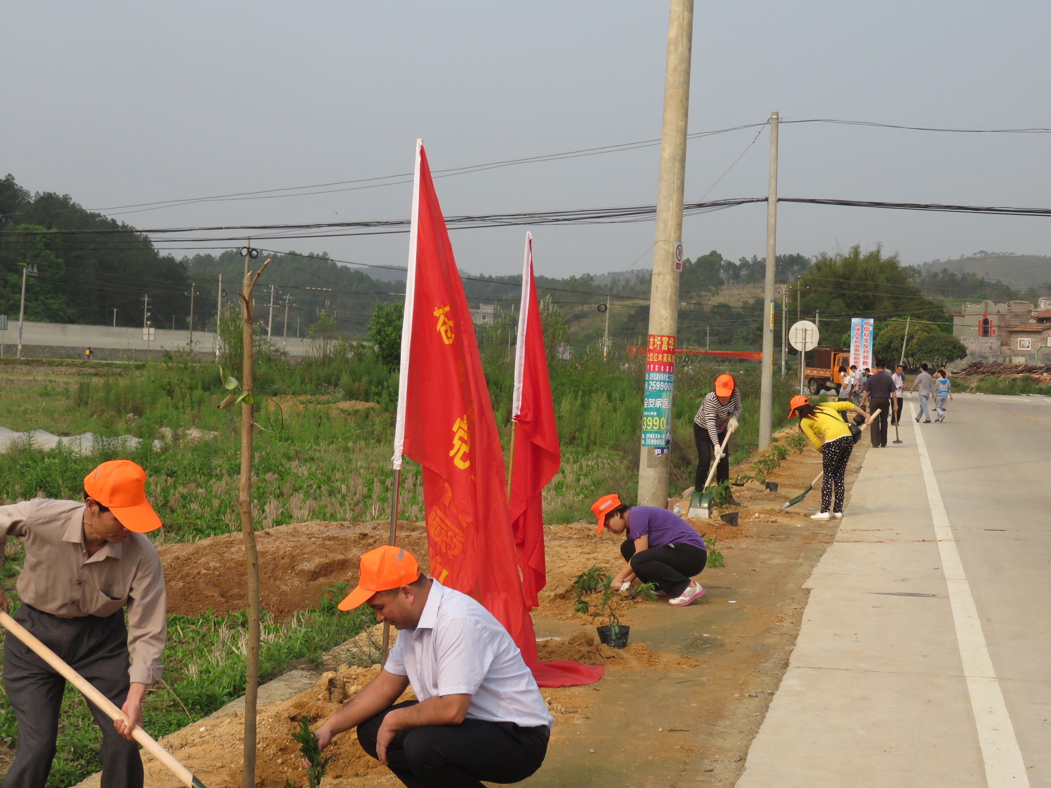 3月19日，龍圩區(qū)人民政府麥用潤副區(qū)長、大坡鎮(zhèn)政府鐘柱海書記、桂東公路管理局陳志武書記、蒼梧公路管理局樂金梅局長等領(lǐng)導(dǎo)與