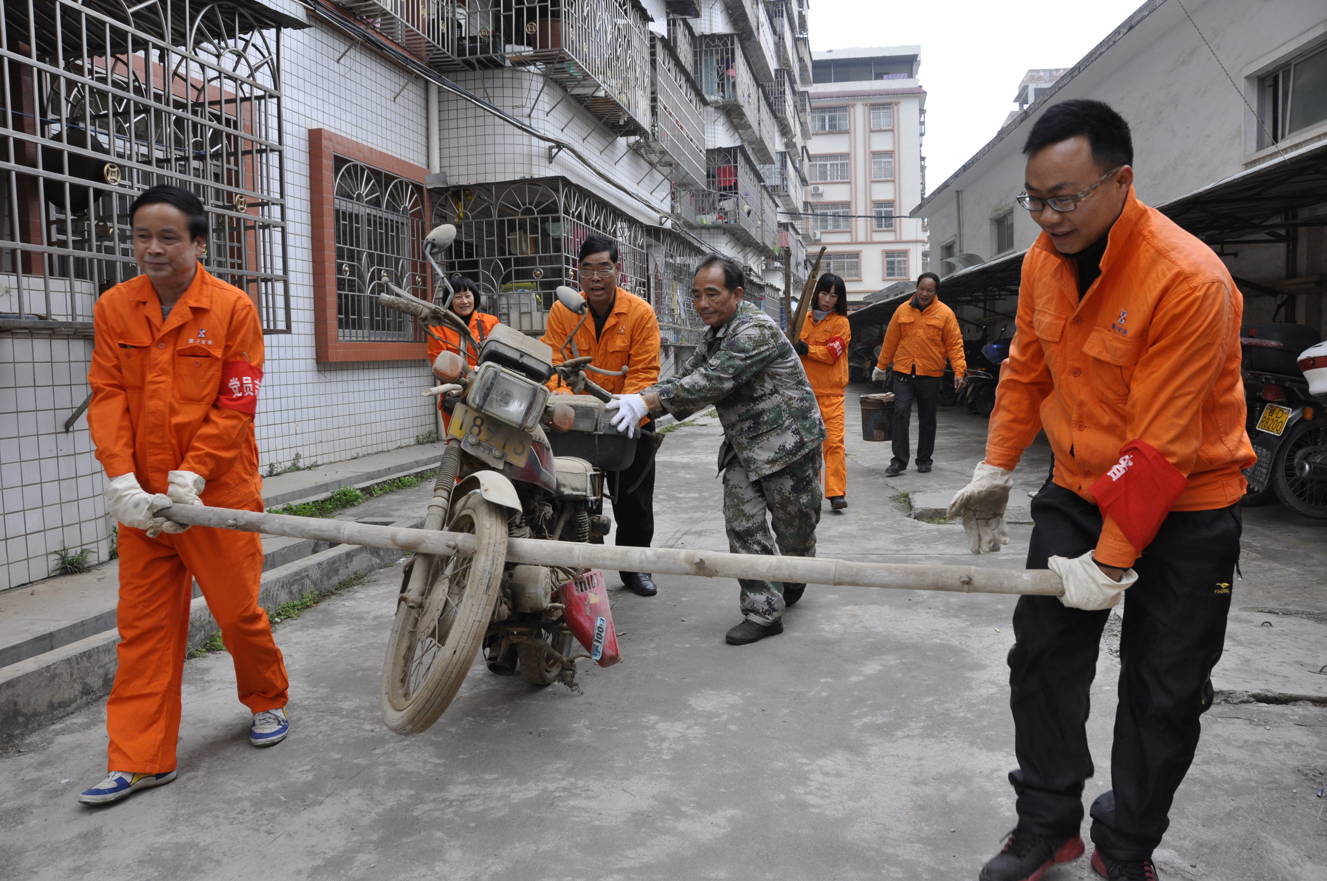 佛子公司開展清理廢舊摩托車、自行車、生活垃圾志愿者服務(wù)活動