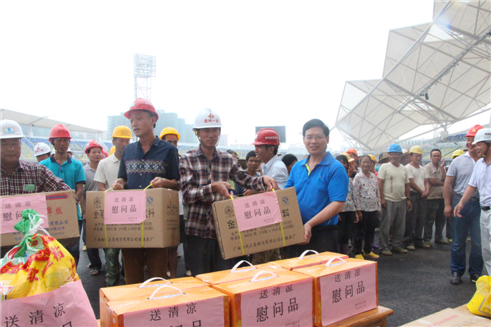 梧州市總工會黨組書記、常務(wù)副主席為在建體育場農(nóng)民工送清涼.JPG