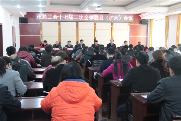 3月11日，梧州市總工會(huì)召開(kāi)十七屆二次全委會(huì)（擴(kuò)大）會(huì)議，市委副書(shū)記蔣海東發(fā)表講話，市總工會(huì)黨組書(shū)記、常務(wù)副主席朱明勝作