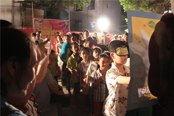 在中秋節(jié)來(lái)臨之際，為進(jìn)一步拓展“雙報(bào)到”活動(dòng)，踐行“兩學(xué)一做”學(xué)習(xí)教育，關(guān)愛(ài)社區(qū)職工群眾，營(yíng)造歡樂(lè)祥和的節(jié)日氛圍，梧州市