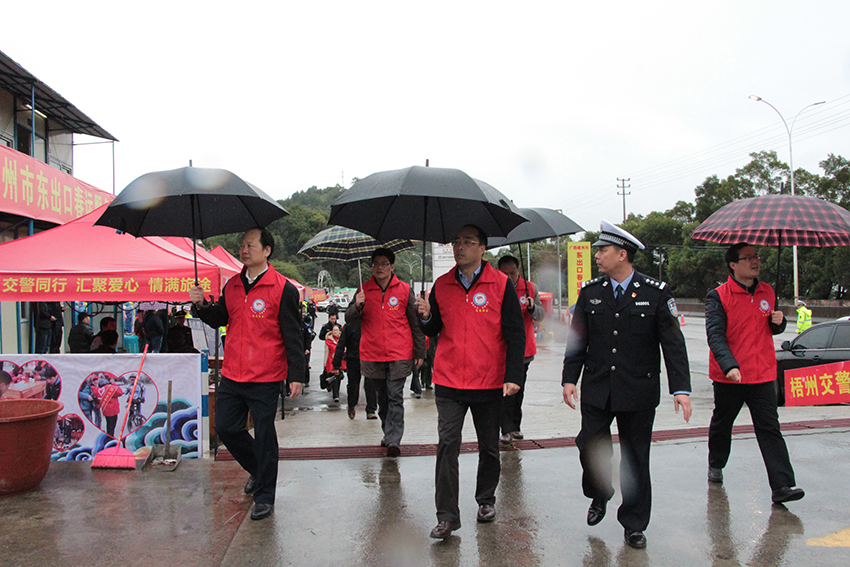 市委常委、組織部部長張惠強(qiáng)，市人大副主任、市總工會(huì)主席徐遠(yuǎn)洲一行在東出口春運(yùn)服務(wù)站視察各行業(yè)愛心服務(wù)站.jpg