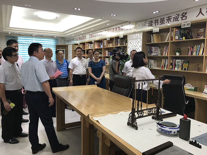 6-與會人員觀摩岑溪農村商業(yè)銀行職工書屋.JPG