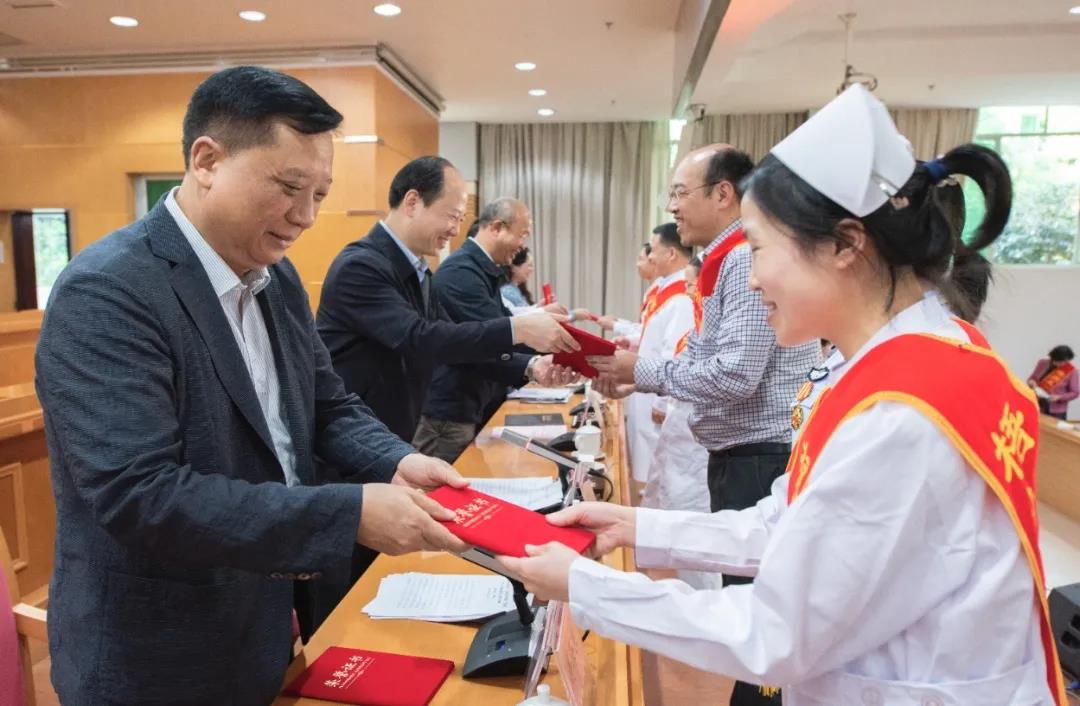 向勞動者致敬！梧州市召開2020年慶祝“五一”國際勞動節(jié)暨五一勞動獎和工人先鋒號頒獎會