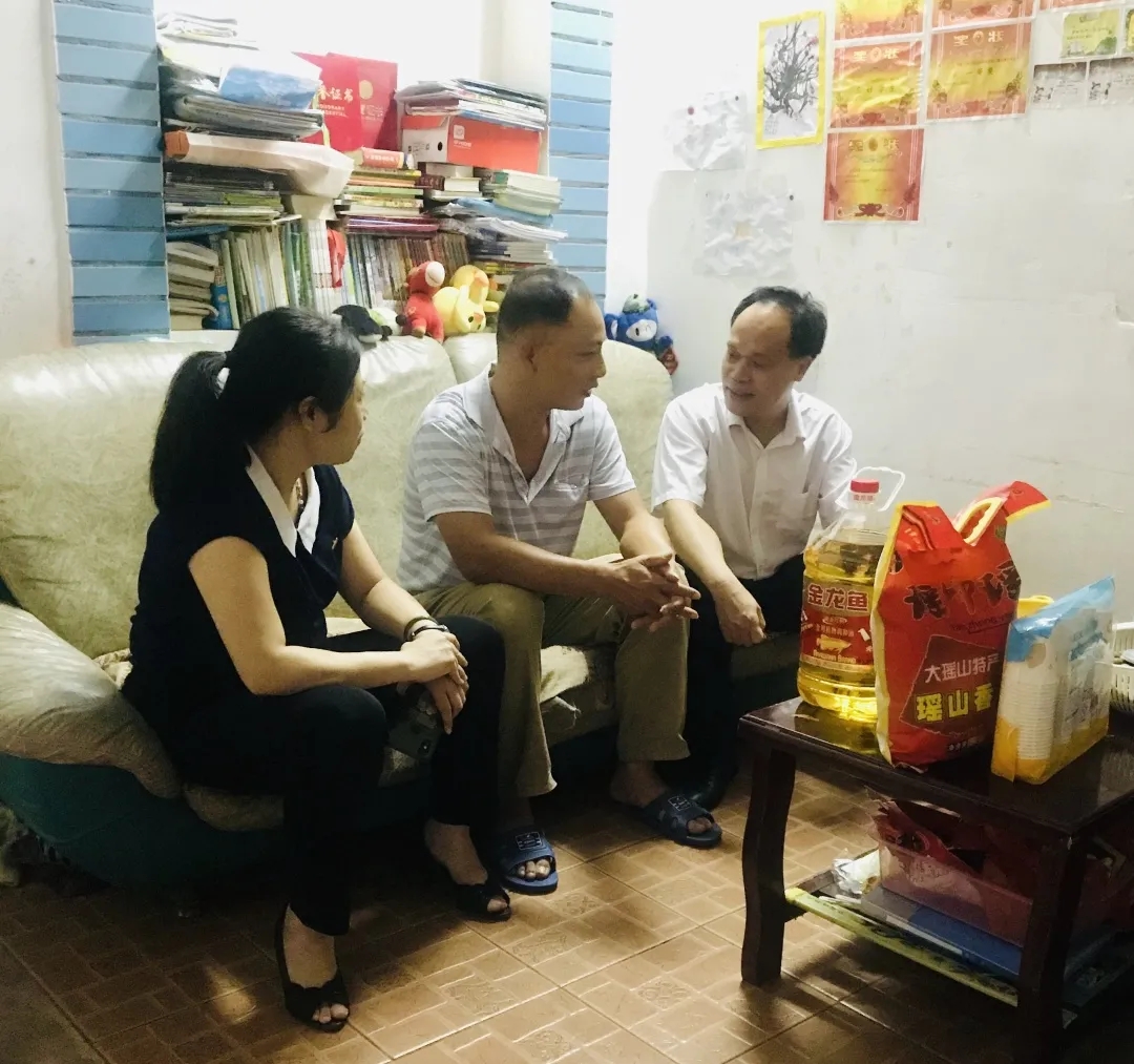 節(jié)日慰問暖人心，結(jié)對幫扶情誼真