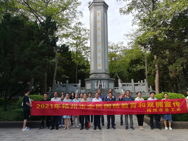 瞻仰烈士紀(jì)念碑，在緬懷烈士中提升國防意識