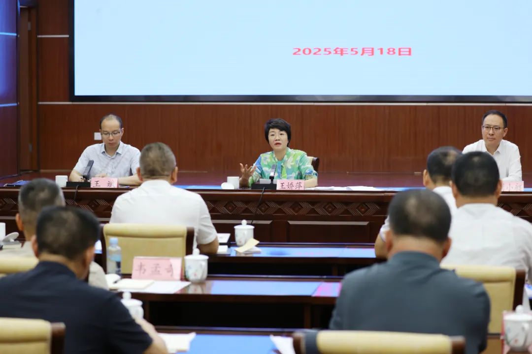 調(diào)研組在自治區(qū)總工會(huì)召開座談會(huì)，了解我區(qū)工會(huì)相關(guān)工作情況.jpg