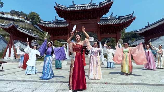 聽，梧州學(xué)院的教職工演繹《禮儀之邦》向祖國73周年華誕獻(xiàn)禮
