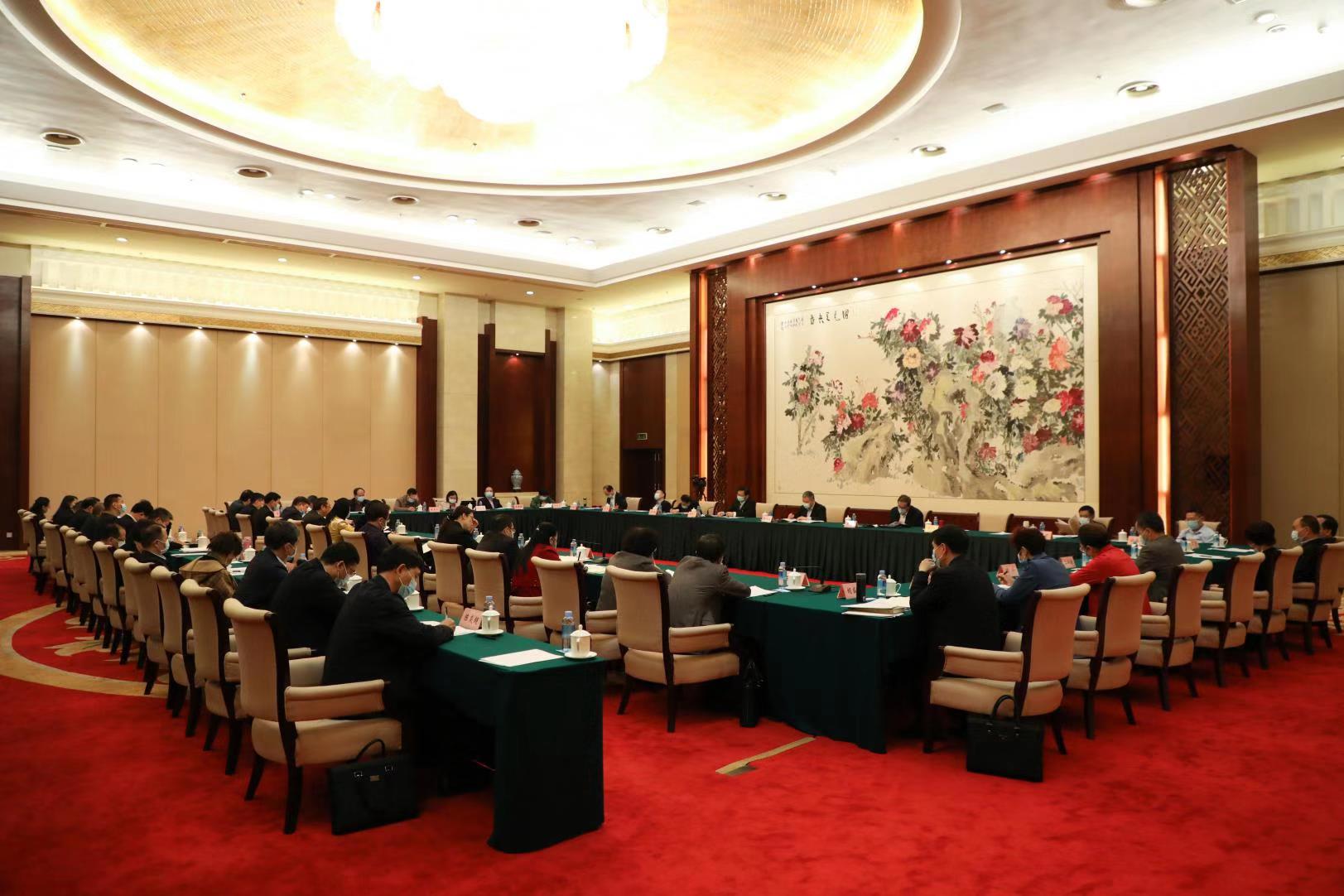 自治區(qū)政協(xié)十二屆四次會(huì)議召開(kāi)期間，工會(huì)界別委員結(jié)合工作實(shí)際，積極建言獻(xiàn)策——