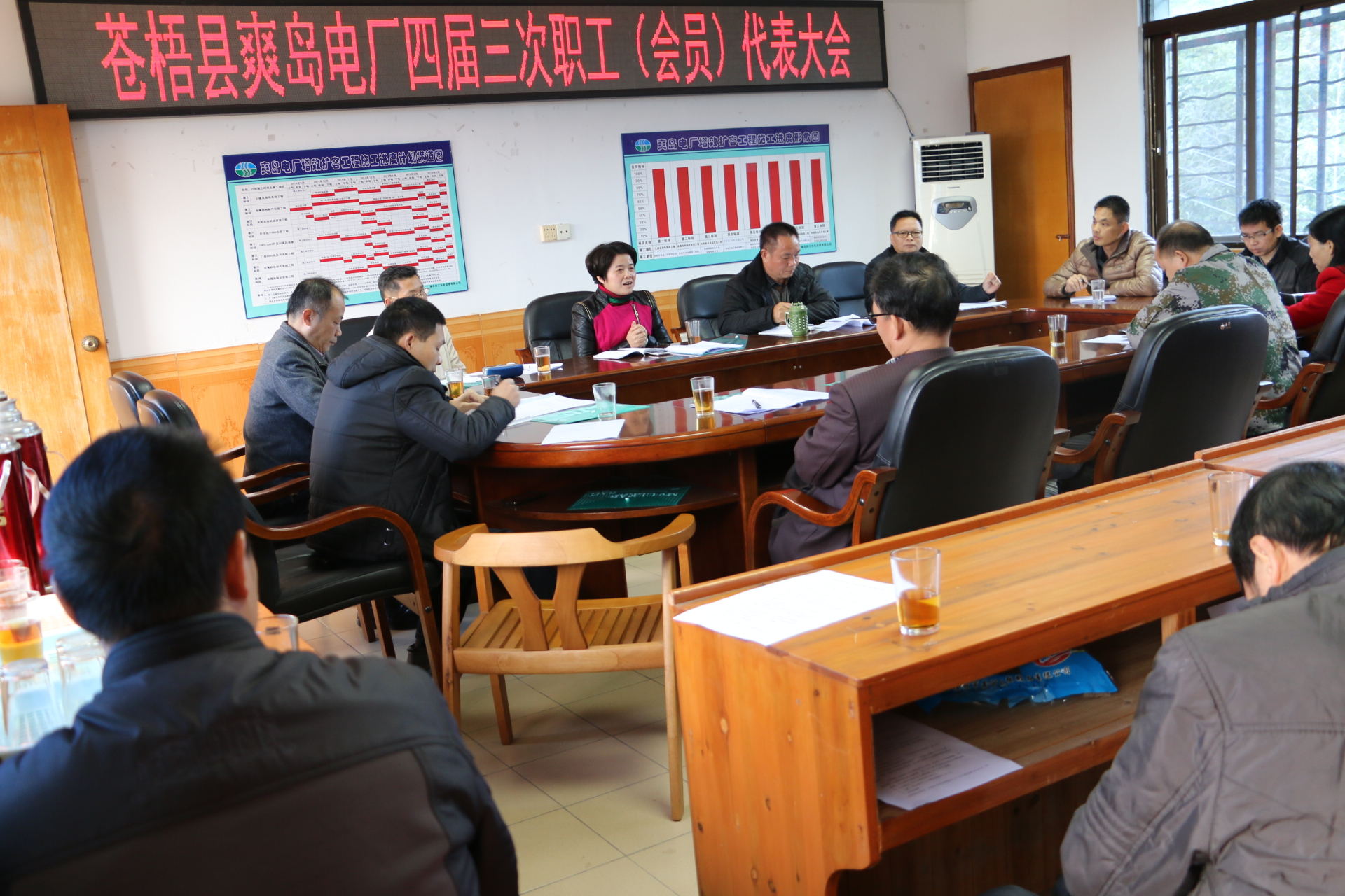 堅持職代會制度，把推行廠務(wù)公開民主管理工作推上新臺階